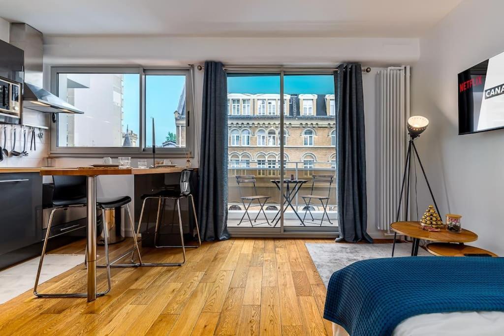 Cosy With Sunny Balcony Apartment *